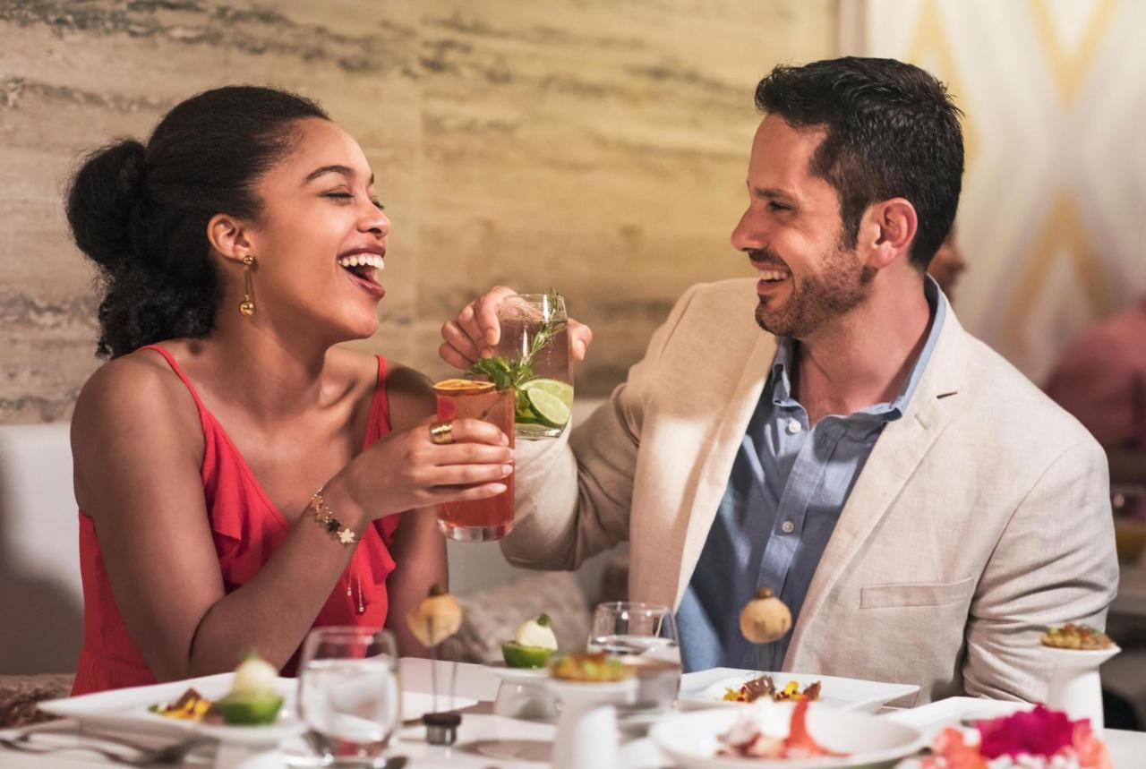 Nickelodeon Hotels & Resorts Punta Cana Exteriör bild A couple dining at a restaurant