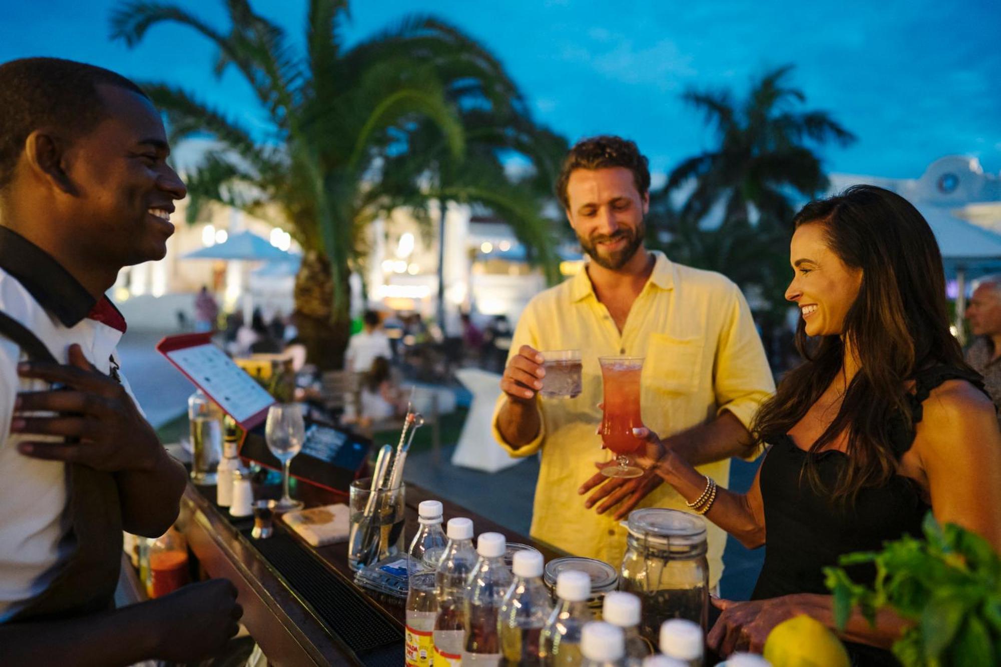 Nickelodeon Hotels & Resorts Punta Cana Exteriör bild A bartender serving drinks