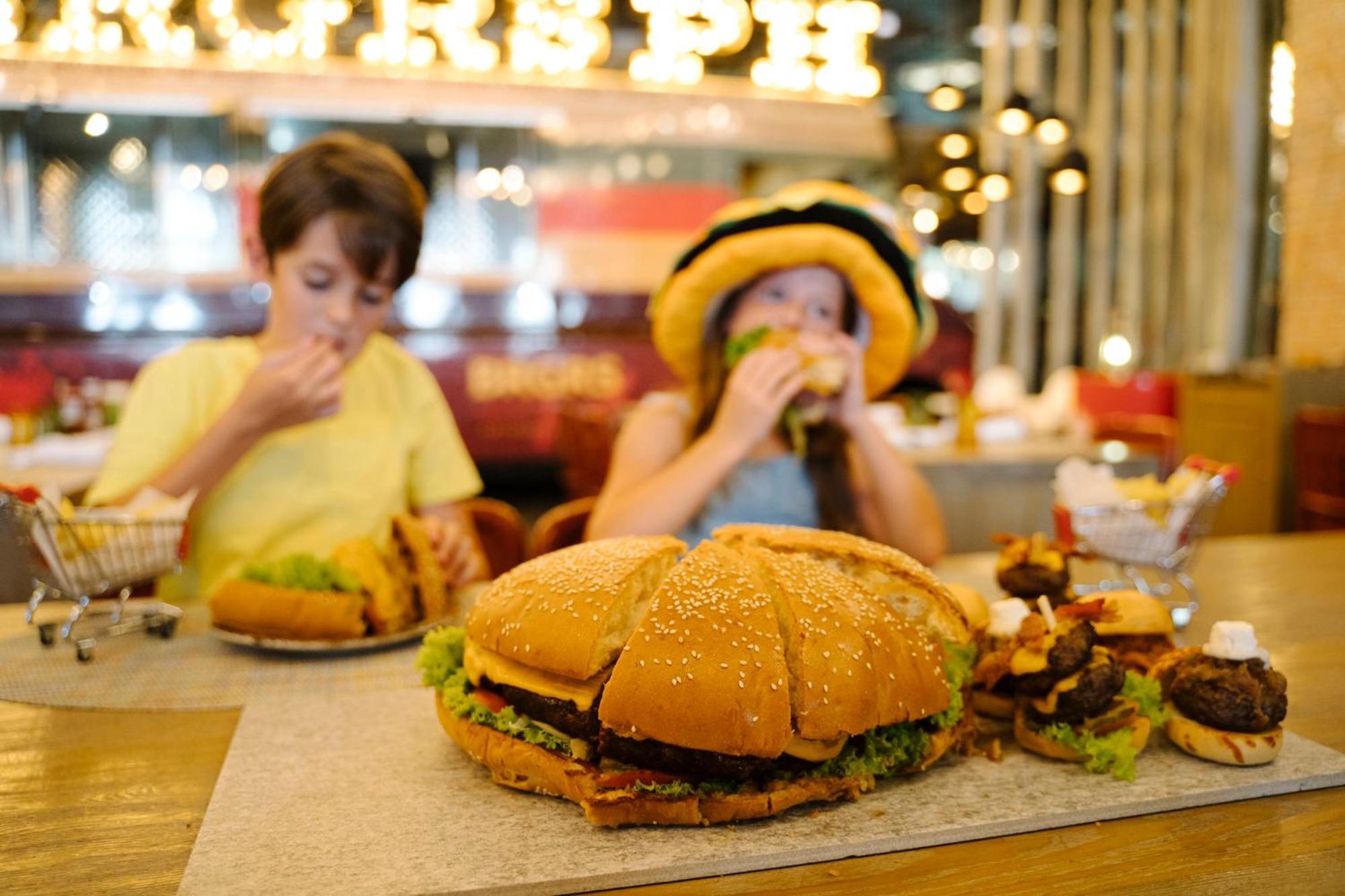 Nickelodeon Hotels & Resorts Punta Cana Exteriör bild A hamburger
