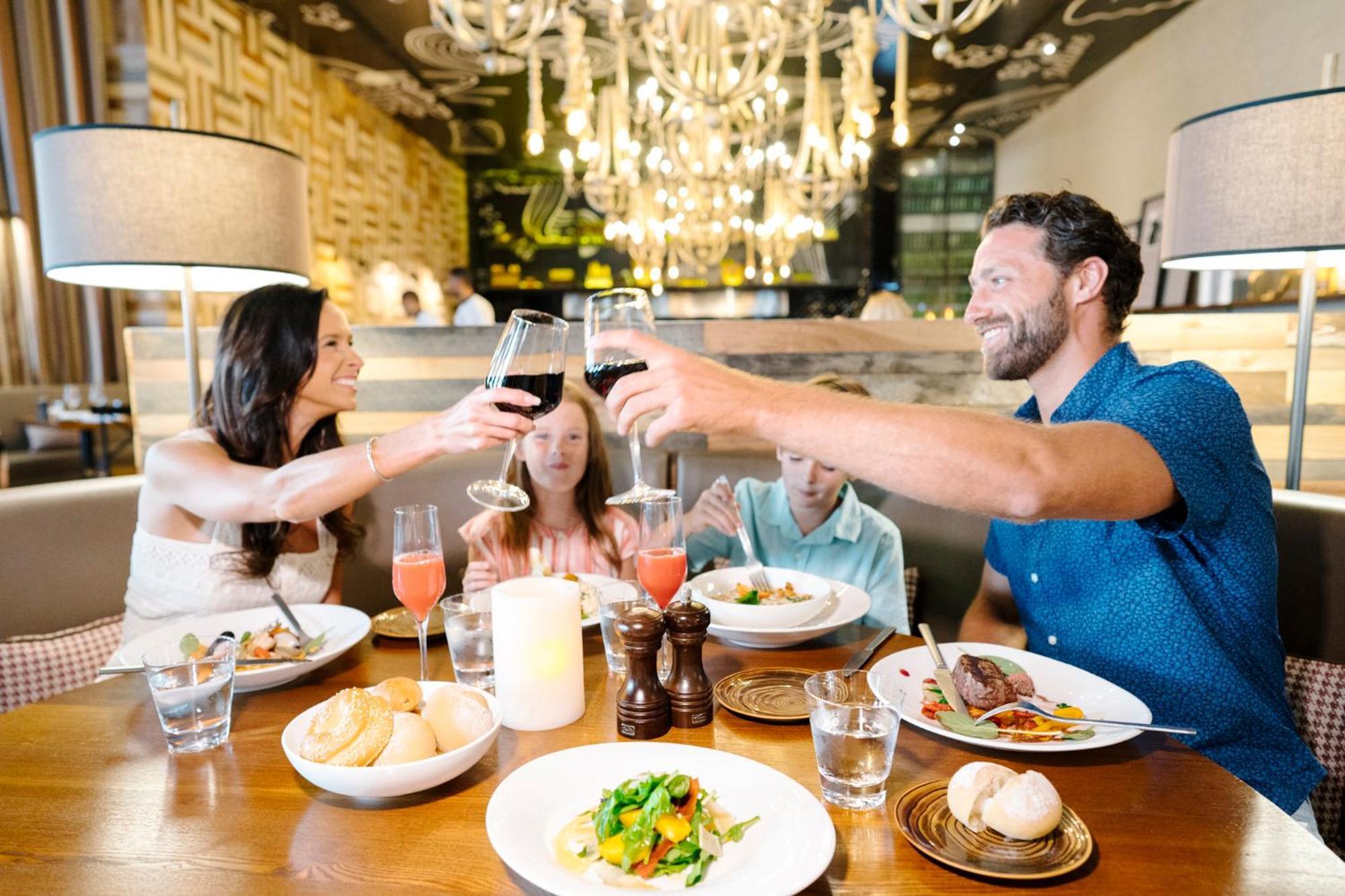 Nickelodeon Hotels & Resorts Punta Cana Exteriör bild A group of friends dining together