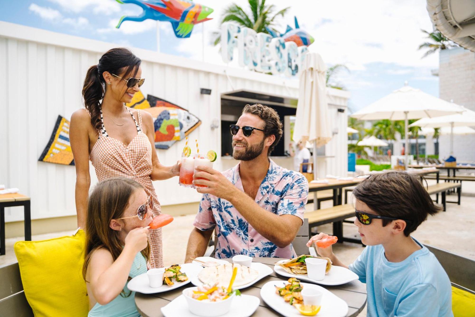 Nickelodeon Hotels & Resorts Punta Cana Exteriör bild Family dining at the pool