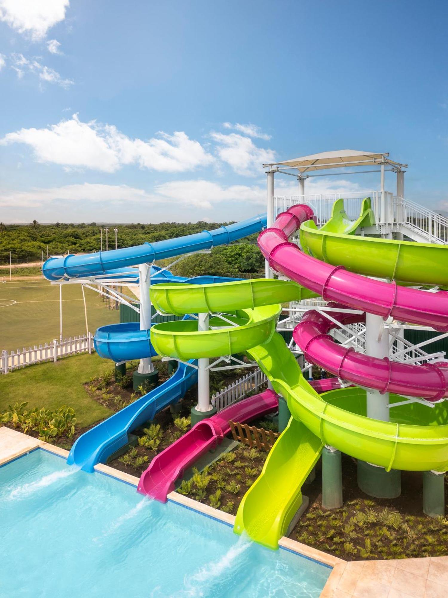 Nickelodeon Hotels & Resorts Punta Cana Exteriör bild Water slides at the Splash Jungle Water Park